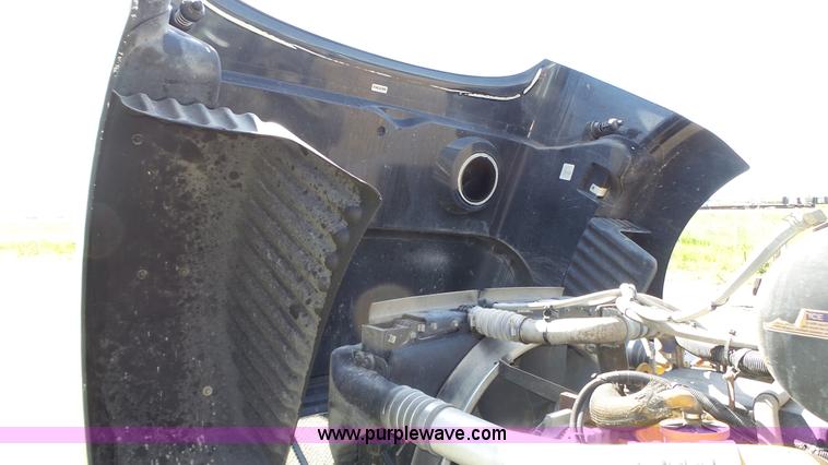 image for item K8304 2011 Peterbilt 387 semi truck