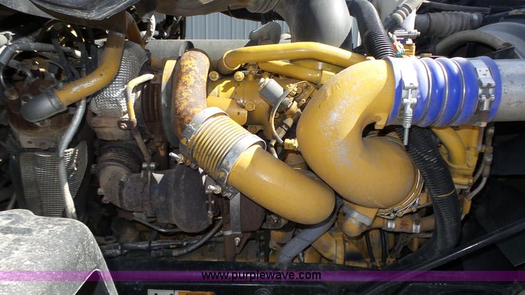 image for item K8304 2011 Peterbilt 387 semi truck