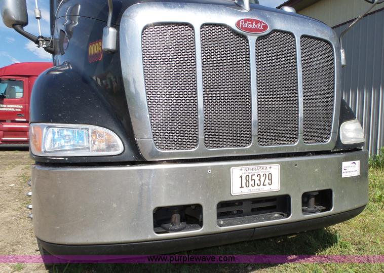 image for item K8304 2011 Peterbilt 387 semi truck