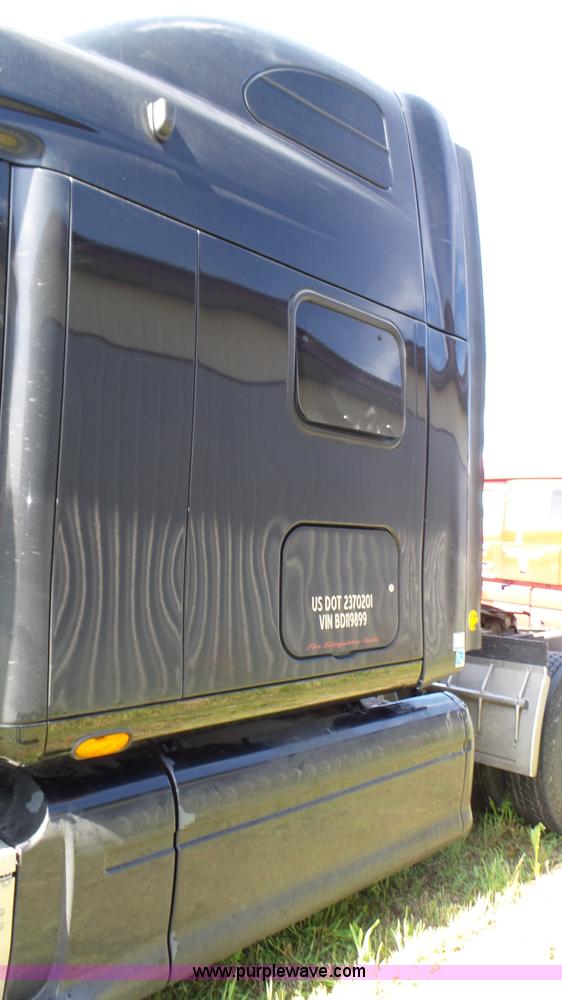 image for item K8304 2011 Peterbilt 387 semi truck