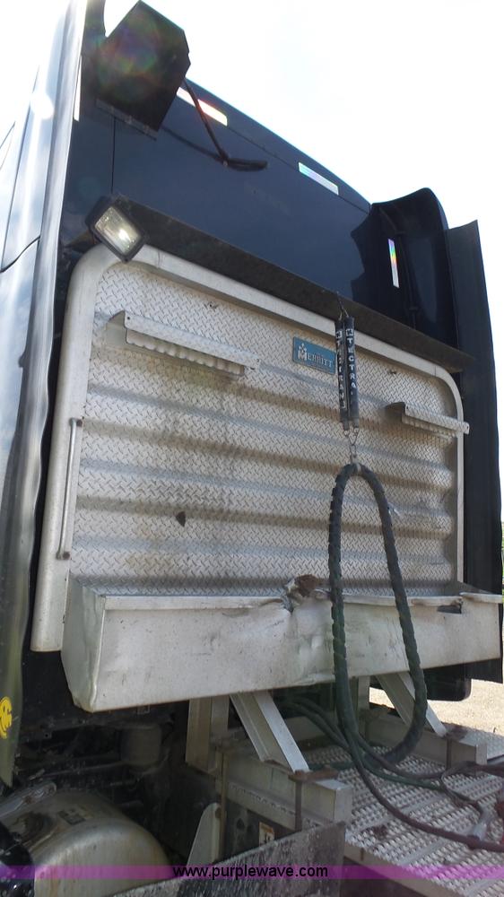 image for item K8304 2011 Peterbilt 387 semi truck