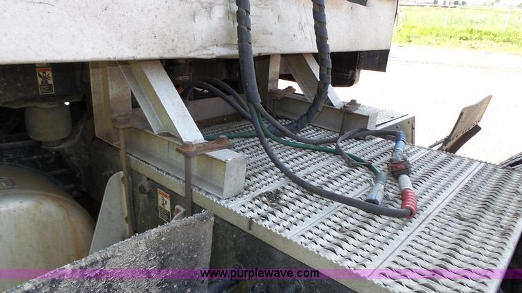 image for item K8304 2011 Peterbilt 387 semi truck