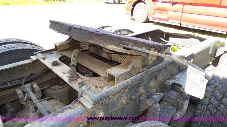 image for item K8304 2011 Peterbilt 387 semi truck