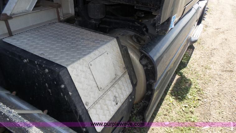 image for item K8304 2011 Peterbilt 387 semi truck