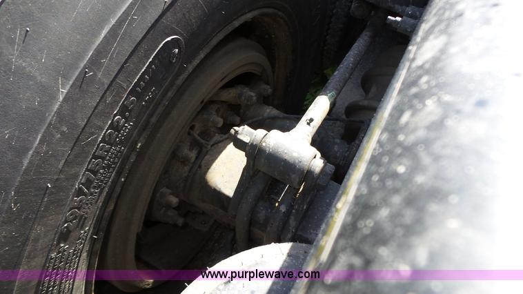 image for item K8304 2011 Peterbilt 387 semi truck