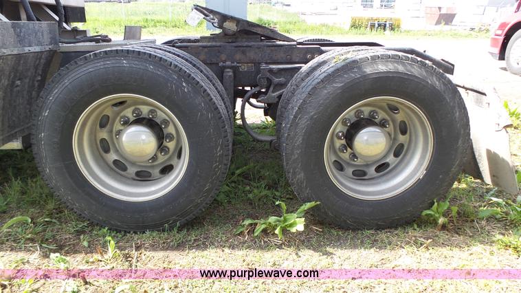 image for item K8304 2011 Peterbilt 387 semi truck