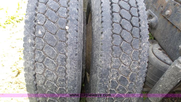 image for item K8304 2011 Peterbilt 387 semi truck