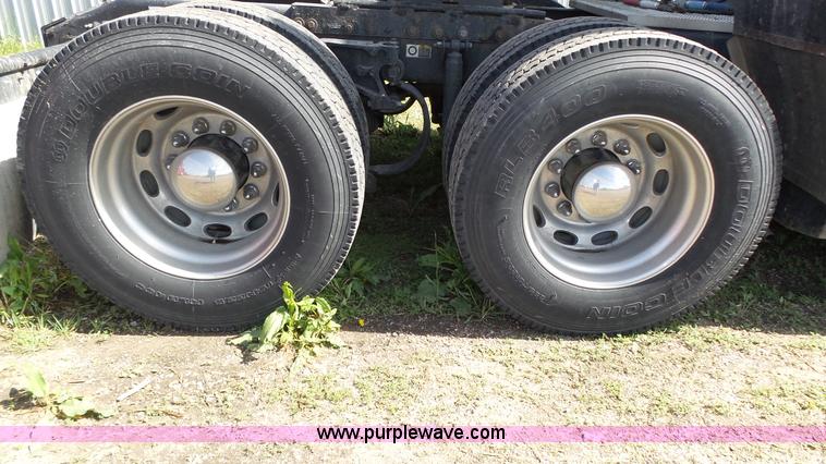 image for item K8304 2011 Peterbilt 387 semi truck