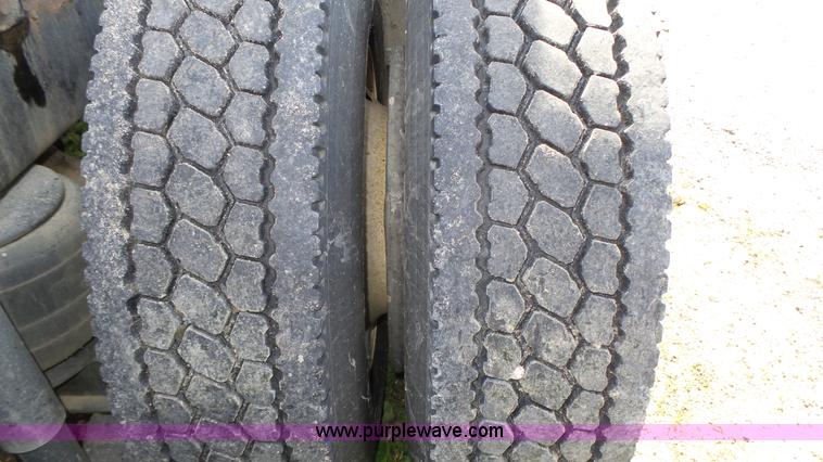 image for item K8304 2011 Peterbilt 387 semi truck