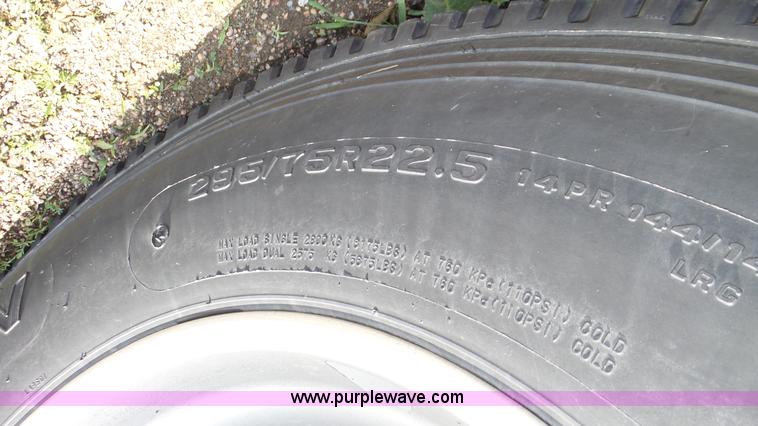 image for item K8304 2011 Peterbilt 387 semi truck