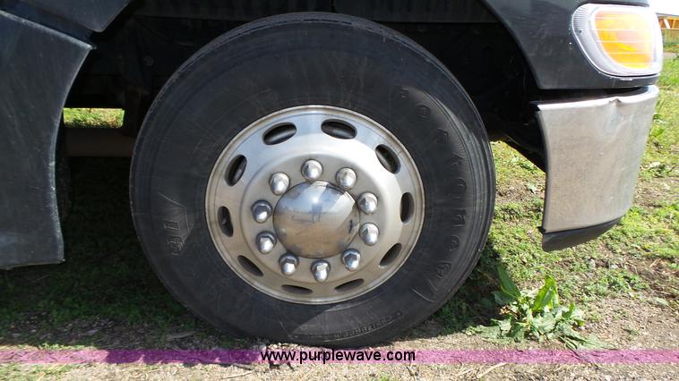 image for item K8304 2011 Peterbilt 387 semi truck