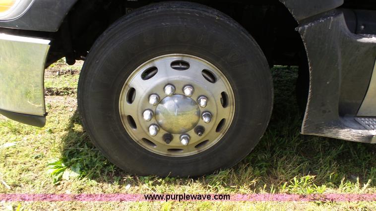 image for item K8304 2011 Peterbilt 387 semi truck