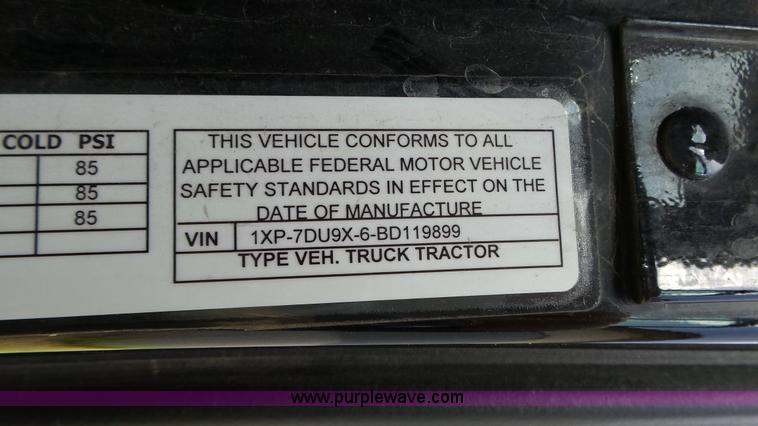 image for item K8304 2011 Peterbilt 387 semi truck