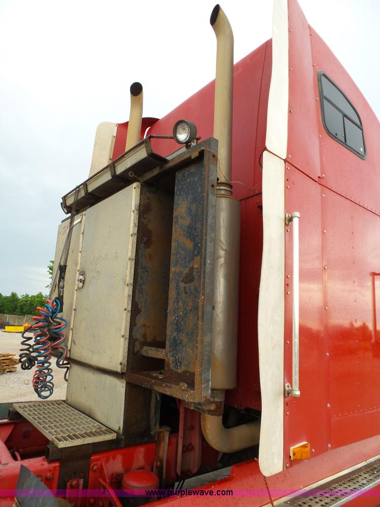 image for item L2047 1995 Freightliner FLD semi truck