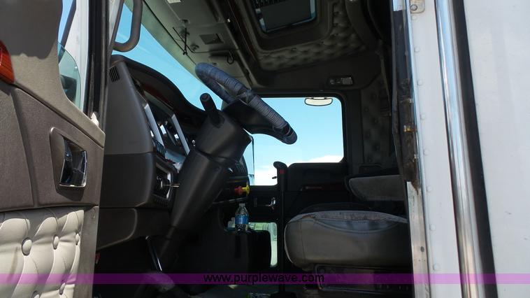 image for item L4808 2007 Kenworth T600 semi truck