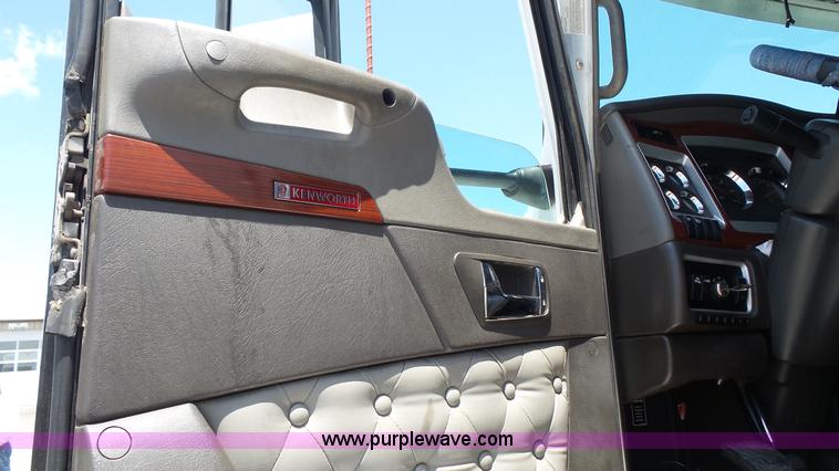 image for item L4808 2007 Kenworth T600 semi truck