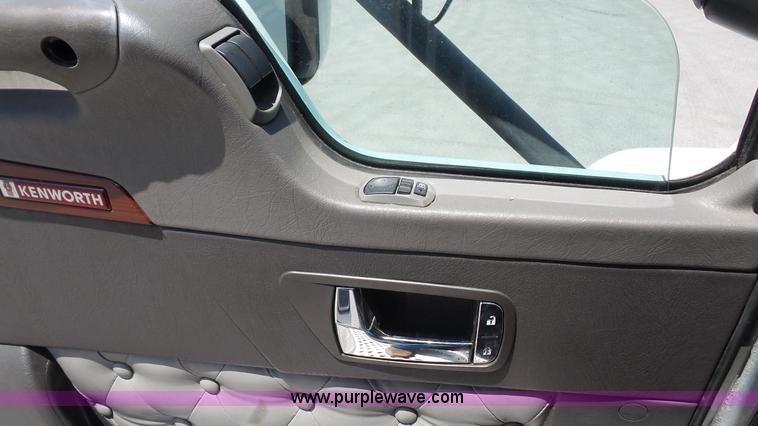 image for item L4808 2007 Kenworth T600 semi truck