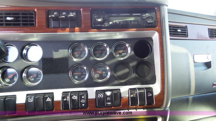 image for item L4808 2007 Kenworth T600 semi truck