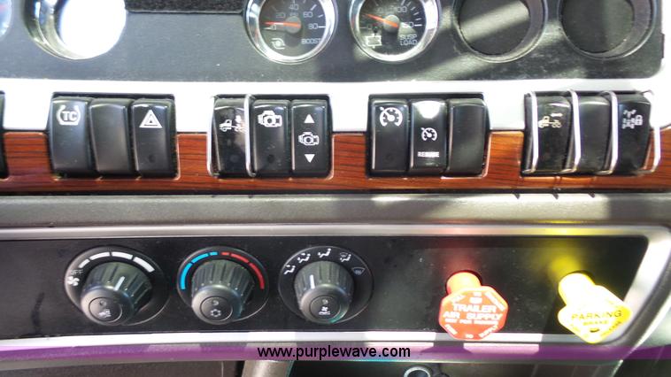 image for item L4808 2007 Kenworth T600 semi truck