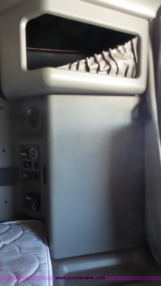 image for item L4808 2007 Kenworth T600 semi truck