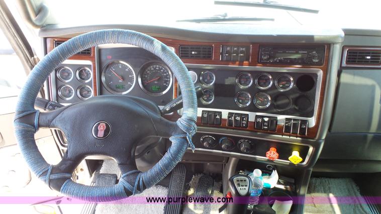 image for item L4808 2007 Kenworth T600 semi truck