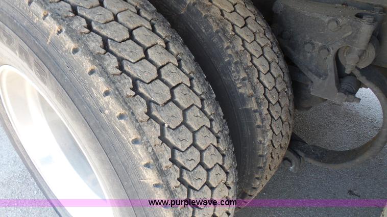 image for item L4808 2007 Kenworth T600 semi truck