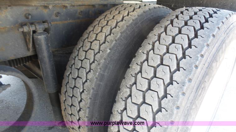 image for item L4808 2007 Kenworth T600 semi truck