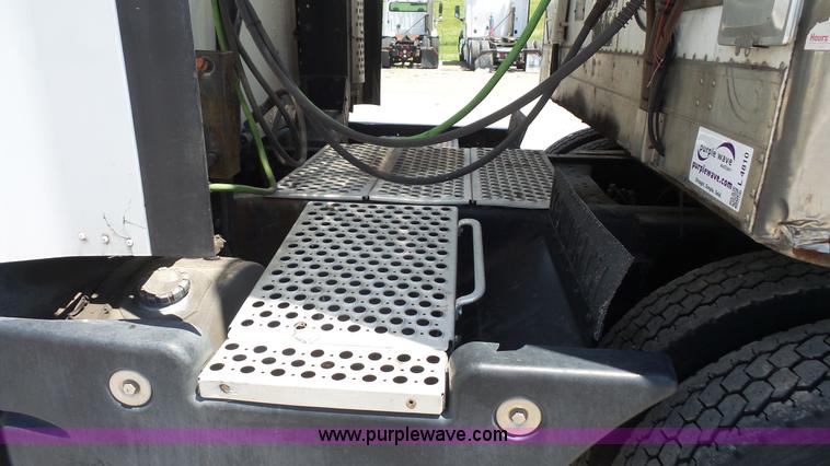 image for item L4808 2007 Kenworth T600 semi truck