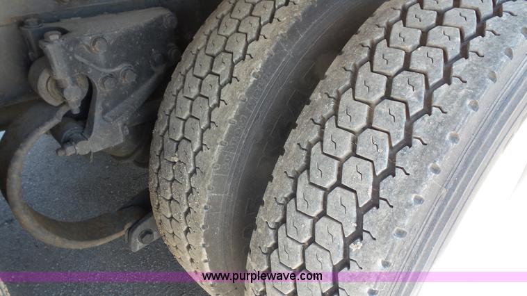 image for item L4808 2007 Kenworth T600 semi truck