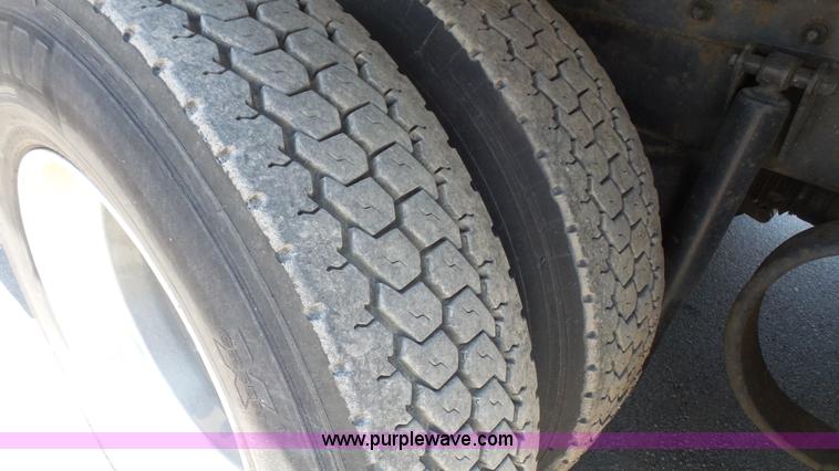 image for item L4808 2007 Kenworth T600 semi truck