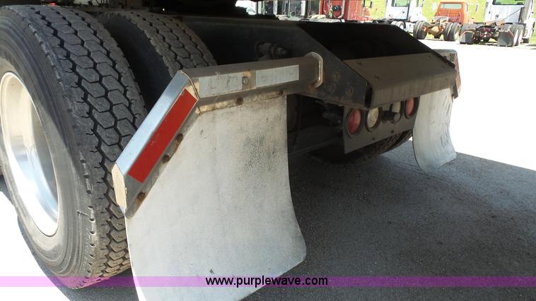 image for item L4808 2007 Kenworth T600 semi truck