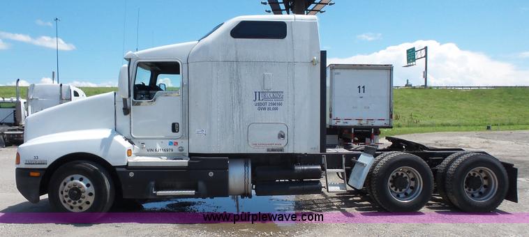 image for item L4809 2006 Kenworth T600 semi truck