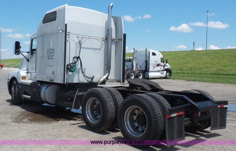 image for item L4809 2006 Kenworth T600 semi truck