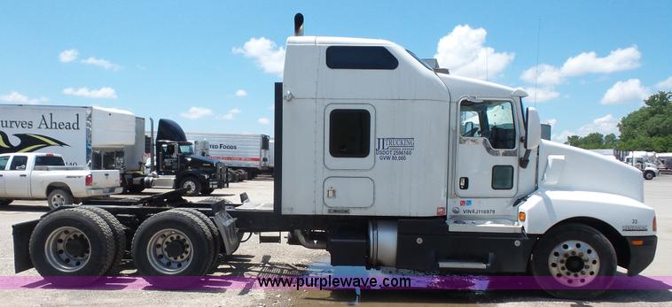 image for item L4809 2006 Kenworth T600 semi truck