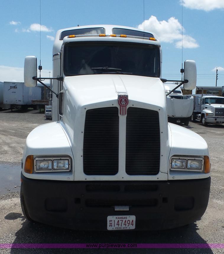 image for item L4809 2006 Kenworth T600 semi truck