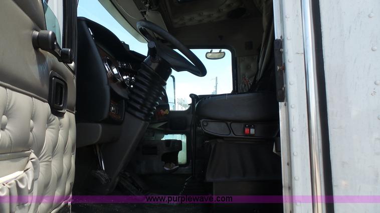 image for item L4809 2006 Kenworth T600 semi truck