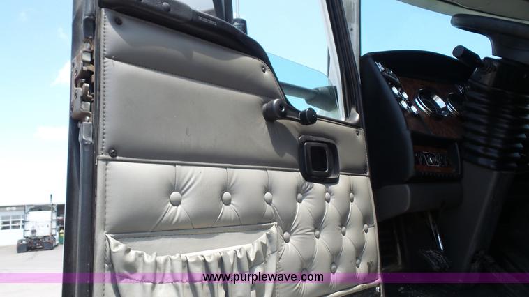 image for item L4809 2006 Kenworth T600 semi truck