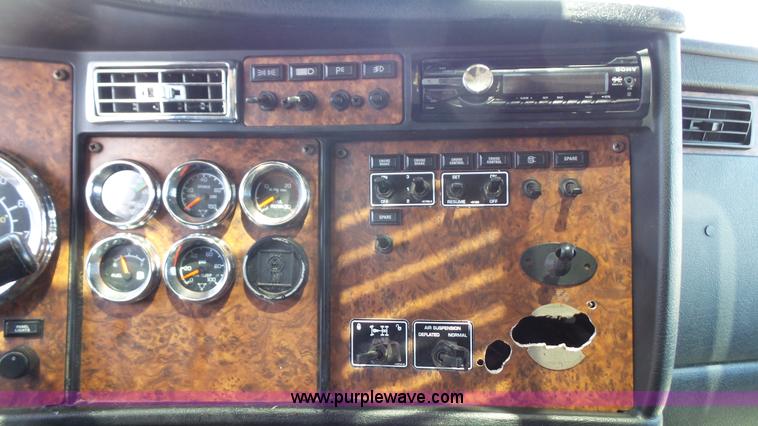 image for item L4809 2006 Kenworth T600 semi truck