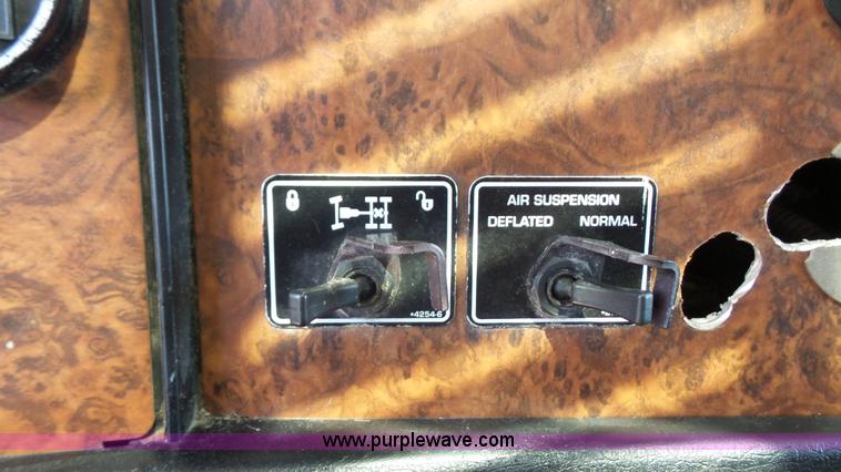 image for item L4809 2006 Kenworth T600 semi truck