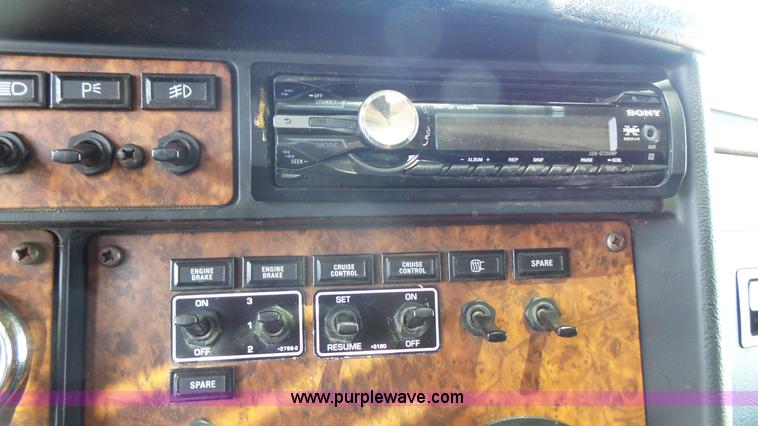 image for item L4809 2006 Kenworth T600 semi truck