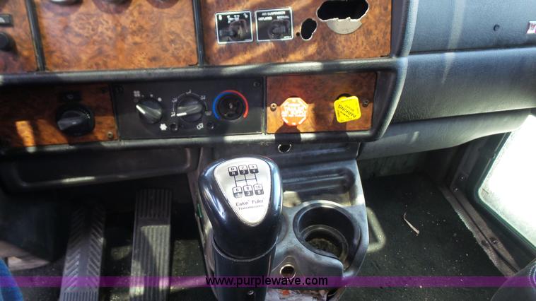 image for item L4809 2006 Kenworth T600 semi truck