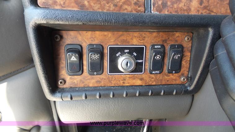 image for item L4809 2006 Kenworth T600 semi truck