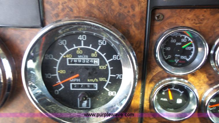 image for item L4809 2006 Kenworth T600 semi truck