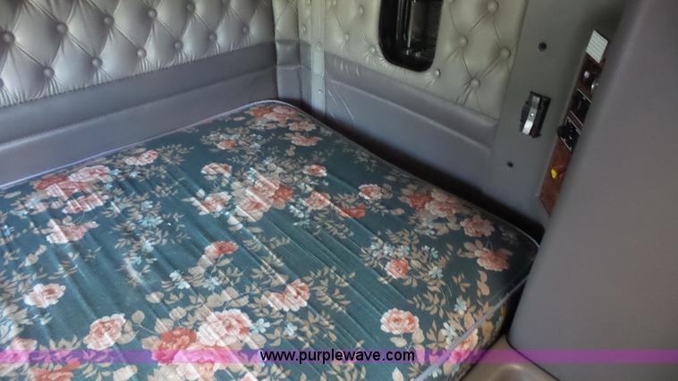 image for item L4809 2006 Kenworth T600 semi truck