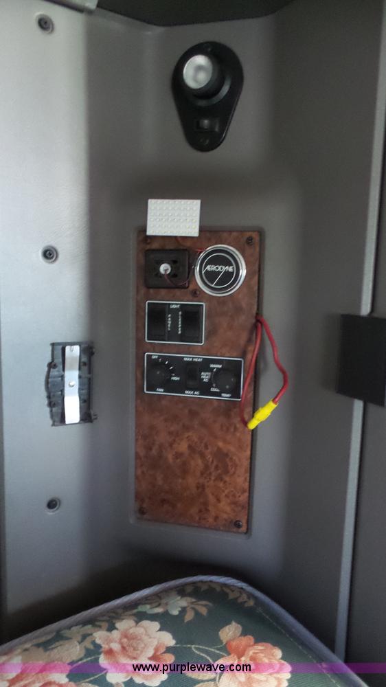 image for item L4809 2006 Kenworth T600 semi truck