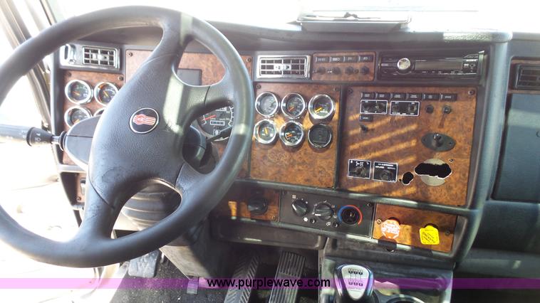 image for item L4809 2006 Kenworth T600 semi truck