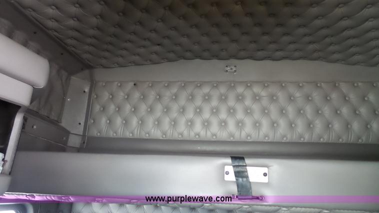 image for item L4809 2006 Kenworth T600 semi truck