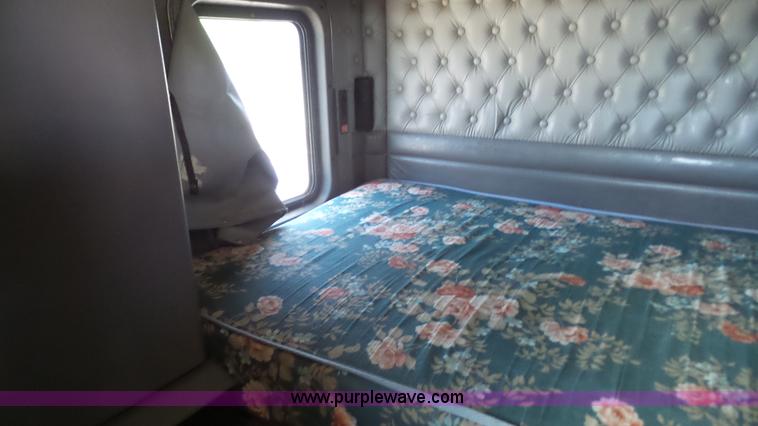 image for item L4809 2006 Kenworth T600 semi truck