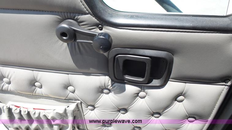 image for item L4809 2006 Kenworth T600 semi truck