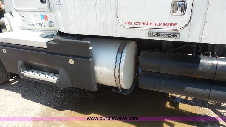 image for item L4809 2006 Kenworth T600 semi truck